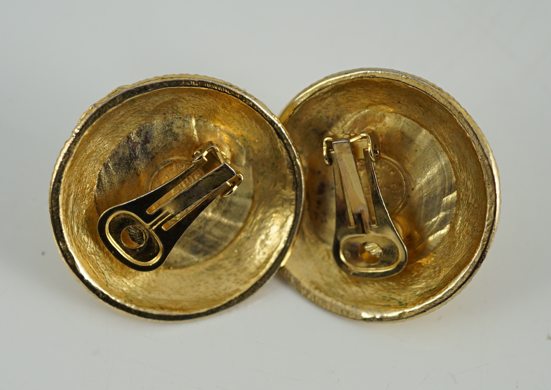 A pair of Vintage Chanel round CC logo button clip-on gold-tone / faux mabe pearl earrings, width 3.5mm, height 3.5mm